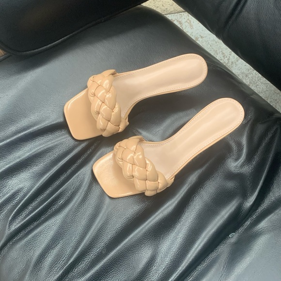 Braided Low Heel Mule Sandal in Beige Faux Leather - Picture 3 of 7